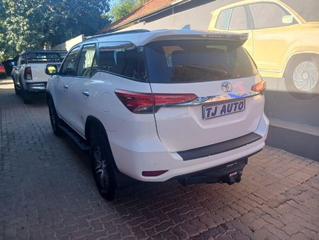2019-Toyota-Fortuner-24-GD-6-Raised-Body-Auto_5