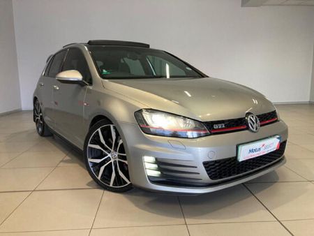 2015-Volkswagen-Golf-VII-GTI-20-TSI-Auto_0
