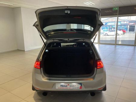 2015-Volkswagen-Golf-VII-GTI-20-TSI-Auto_9