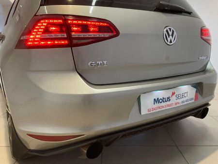 2015-Volkswagen-Golf-VII-GTI-20-TSI-Auto_19