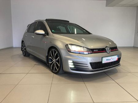 2015-Volkswagen-Golf-VII-GTI-20-TSI-Auto_23