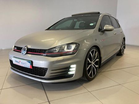 2015-Volkswagen-Golf-VII-GTI-20-TSI-Auto_2