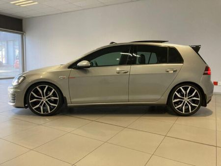 2015-Volkswagen-Golf-VII-GTI-20-TSI-Auto_3