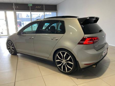 2015-Volkswagen-Golf-VII-GTI-20-TSI-Auto_4