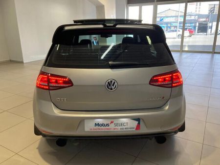 2015-Volkswagen-Golf-VII-GTI-20-TSI-Auto_5