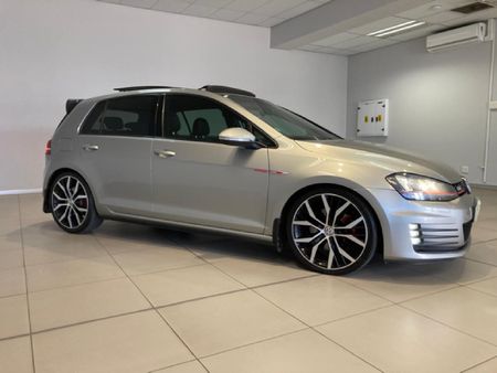 2015-Volkswagen-Golf-VII-GTI-20-TSI-Auto_7
