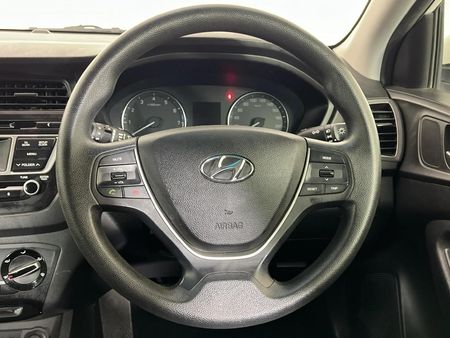 2017-Hyundai-i20-12-Motion_12