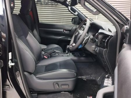 2024-Toyota-Hilux-28GD-6-GR-Sport-Double-Cab-4x4_6