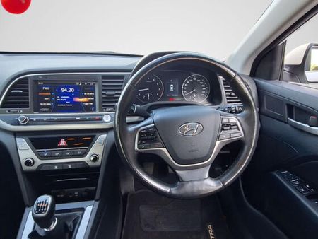 2020-Hyundai-Elantra-16-Executive_10