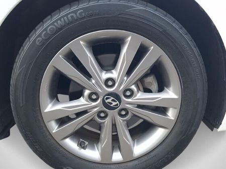 2020-Hyundai-Elantra-16-Executive_13
