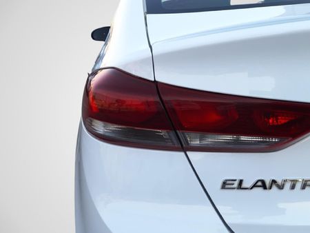 2020-Hyundai-Elantra-16-Executive_15