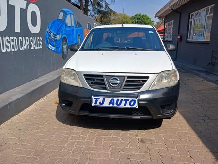 2019-Nissan-NP200-16_0