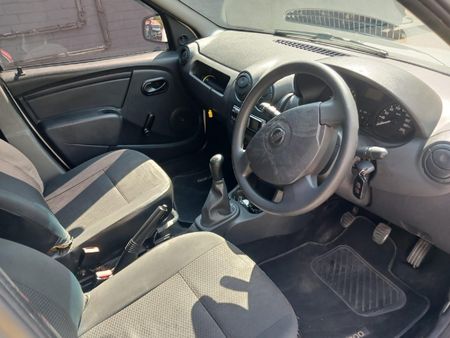 2019-Nissan-NP200-16_2
