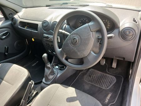 2019-Nissan-NP200-16_5