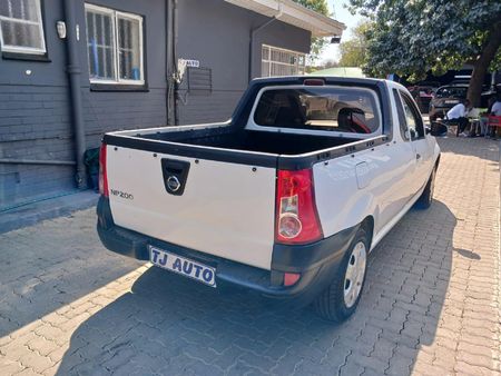 2019-Nissan-NP200-16_7