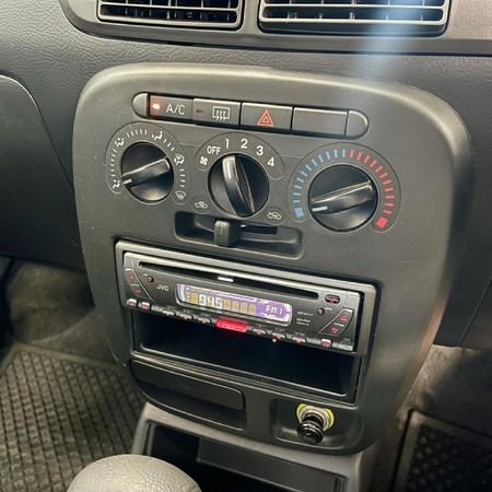 2005-Daihatsu-Charade-CX-Auto_7