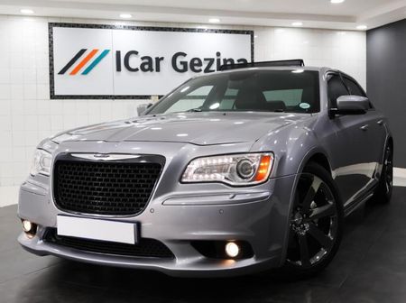 2014-Chrysler-300C-SRT8_0