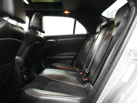 2014-Chrysler-300C-SRT8_12