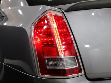 2014-Chrysler-300C-SRT8_16