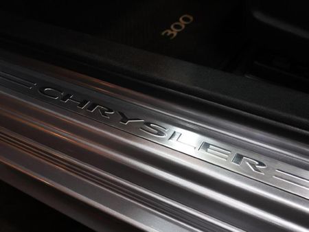 2014-Chrysler-300C-SRT8_19