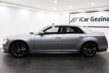 2014-Chrysler-300C-SRT8_3