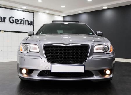 2014-Chrysler-300C-SRT8_4