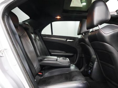 2014-Chrysler-300C-SRT8_7