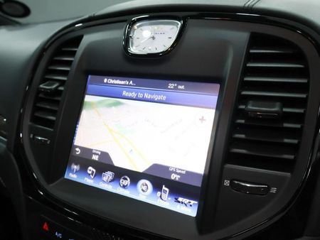 2014-Chrysler-300C-SRT8_8