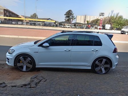 2017-Volkswagen-Golf-VII-20-TSI-R-Auto_0