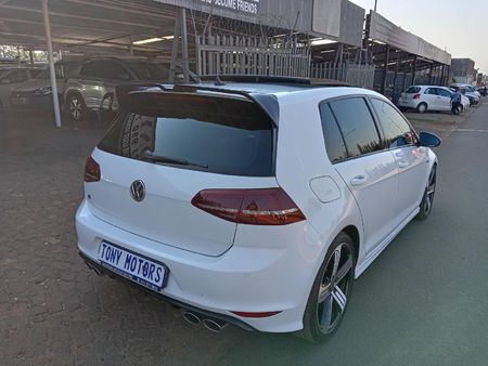 2017-Volkswagen-Golf-VII-20-TSI-R-Auto_10