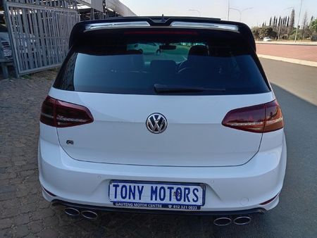 2017-Volkswagen-Golf-VII-20-TSI-R-Auto_11