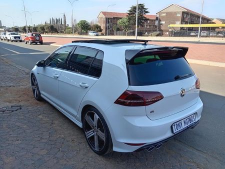 2017-Volkswagen-Golf-VII-20-TSI-R-Auto_12