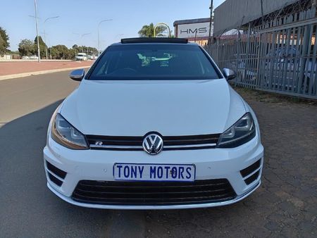 2017-Volkswagen-Golf-VII-20-TSI-R-Auto_1