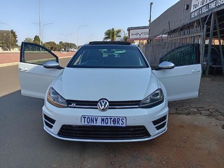 2017-Volkswagen-Golf-VII-20-TSI-R-Auto_2