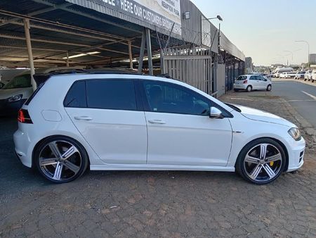 2017-Volkswagen-Golf-VII-20-TSI-R-Auto_3
