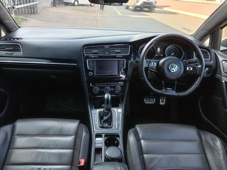 2017-Volkswagen-Golf-VII-20-TSI-R-Auto_5