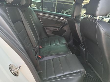 2017-Volkswagen-Golf-VII-20-TSI-R-Auto_6