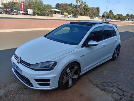2017-Volkswagen-Golf-VII-20-TSI-R-Auto_7