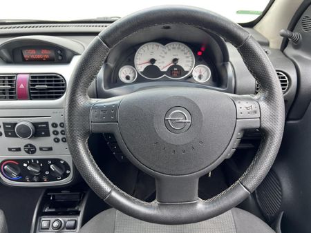 2004-Opel-Corsa-14i_8