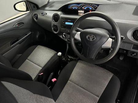 2015-Toyota-Etios-15-XS-5-dr_8