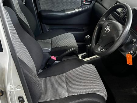 2006-Toyota-RunX-160i-RS_8
