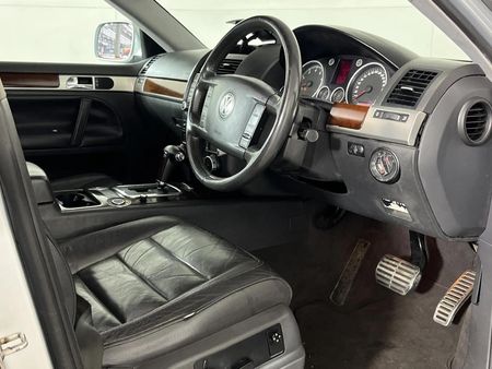 2004-Volkswagen-Touareg-42-V8-Auto_9