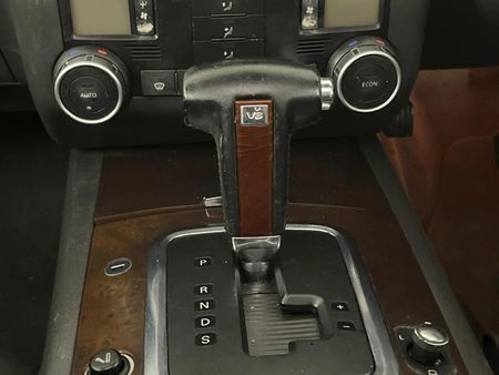 2004-Volkswagen-Touareg-42-V8-Auto_10