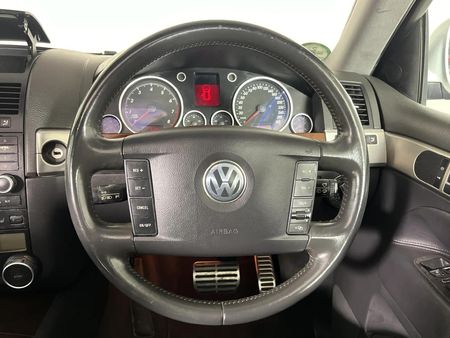 2004-Volkswagen-Touareg-42-V8-Auto_12