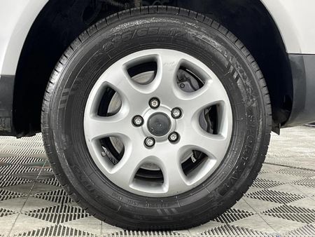 2004-Volkswagen-Touareg-42-V8-Auto_5
