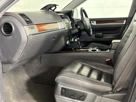 2004-Volkswagen-Touareg-42-V8-Auto_8