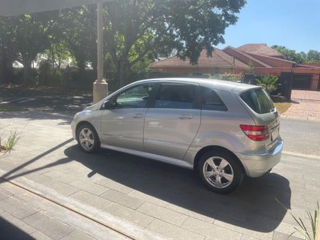 2011-Mercedes-Benz-B-Class-B-200-CDI-Auto_1