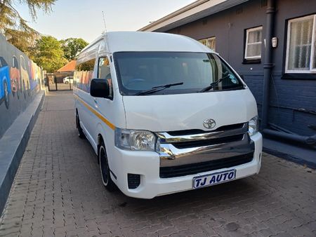2019-Toyota-Quantum-25-D-4D-14-seat_2