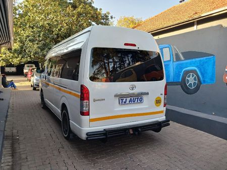 2019-Toyota-Quantum-25-D-4D-14-seat_5