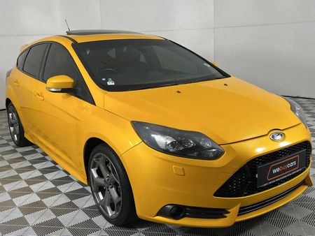 2014-Ford-Focus-20-GTDi-ST3-5-dr_15